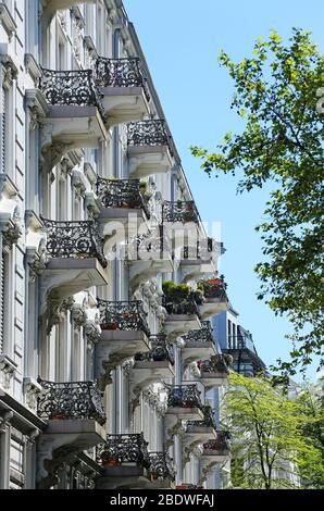 vecchio edificio residenziale con balconi Foto Stock