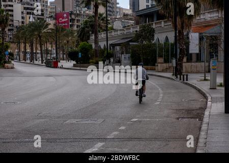 Beirut, Libano, 9 aprile 2020, un singolo motociclista passa attraverso strade solitamente trafficate nel quartiere di Ain el Craisse. Le auto possono uscire secondo la loro targa in mezzo alla Pandemia Covid-19 in Libano. Hassan Chamun/Alamy Foto Stock