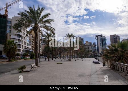 Beirut, Libano, 9 aprile 2020, Ayn el Mreisse, un quartiere noto per la sua passeggiata vicino al mare, è completamente vuoto a causa delle misure adottate per affrontare Covid19 in Libano, Hassan Chamoun/Alamy Foto Stock