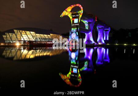 La locale Falkirk TapestryAV in collaborazione con il progetto canali scozzesi un messaggio di ringraziamento del NHS sulla Falkirk Wheel, il primo e unico sollevatore a rotazione al mondo, Progettato e costruito per collegare il Forth & Clyde Canal e il canale Union come il Regno Unito continua in blocco per contribuire a frenare la diffusione del coronavirus. Foto Stock