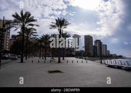 Beirut, Libano, 9 aprile 2020, Ayn el Mreisse, un quartiere noto per la sua passeggiata vicino al mare, è completamente vuoto a causa delle misure adottate per affrontare Covid19 in Libano, Hassan Chamoun/Alamy Foto Stock