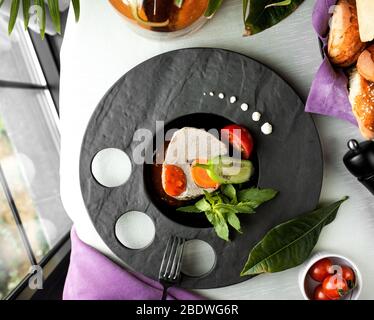 zuppa di pesce con verdure in tavola   Foto Stock