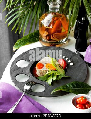 zuppa di pesce con verdure sul tavolo Foto Stock