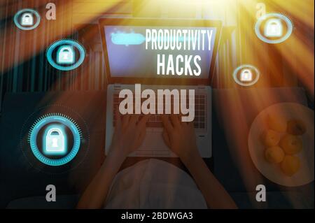 La scrittura della nota mostra la produttività Hacks. Il concetto di business per i trucchi che puoi fare molto di più per lo stesso ammontare di tempo Foto Stock