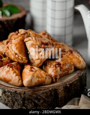 torte fritte con carne sul tavolo Foto Stock