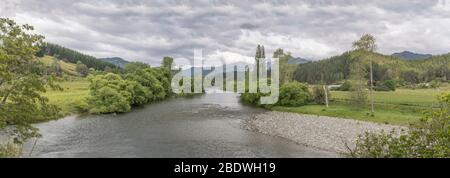 Paesaggio con il fiume Motueka in verde valle, girato in luce nuvolosa primavera vicino a Ngatimoti, Tasman, South Island, Nuova Zelanda Foto Stock