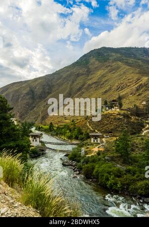 tachog lhakhang dzong con un bellissimo ponte vecchio sul fiume Foto Stock