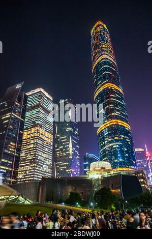 Vista notturna di Guangzhou in Zhujiang New Town con la ifc e ifp edifici visibili. Foto Stock