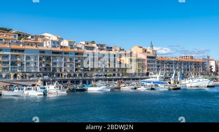 Sète in Francia, facciate tipiche colorate sulla banchina Foto Stock