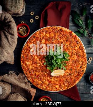lahmacun di carne con verde e limone Foto Stock