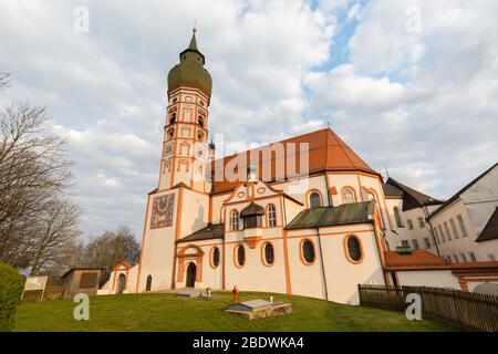 Vista sulla chiesa di Andechs abbazia (Kloster Andechs). Situato sulla cosiddetta montagna Santa ('Heiliger Berg'). L'abbazia benedettina fu fondata nel 1455 Foto Stock