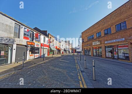 Nella foto: Negozi chiusi nel centro di Swansea, Galles, Regno Unito. Mercoledì 25 Marzo 2020 Re: Covid-19 Coronavirus pandemic, UK. Foto Stock