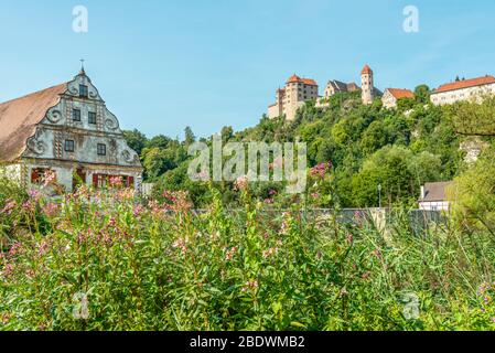 Vista sul Castello di Harburg in estate vista dalla valle di Wörnitz, Swabia, Baviera, Germania | Aussicht auf Burg Harburg im Sommer vom tal der Wörnitz gese Foto Stock