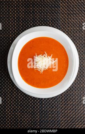 zuppa di pomodoro con cracker e formaggio cremoso in una ciotola bianca Foto Stock