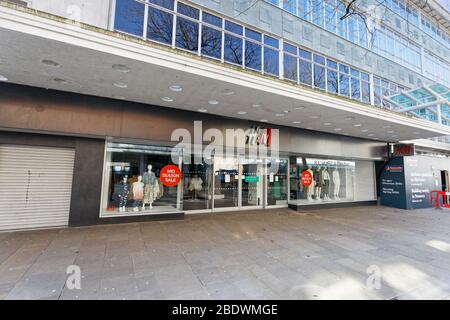 Nella foto: Il negozio H&M chiuso nel centro di Swansea, Galles, Regno Unito. Mercoledì 25 Marzo 2020 Re: Covid-19 Coronavirus pandemic, UK. Foto Stock