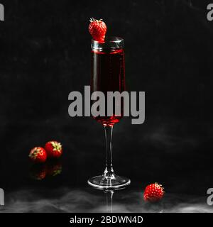 sangria fresca con fragola sul tavolo Foto Stock