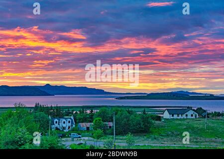 Tramonto sulle isole Scalpay e Pabay visto da Broadford Isle of Skye Western Isles Highland Scozia Regno Unito Foto Stock