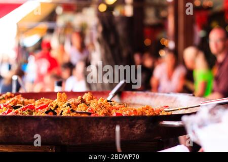 Primo piano di Paella di pesce in una grande padella al mercato del fine settimana di Chatuchak a Bangkok - Thailandia Foto Stock
