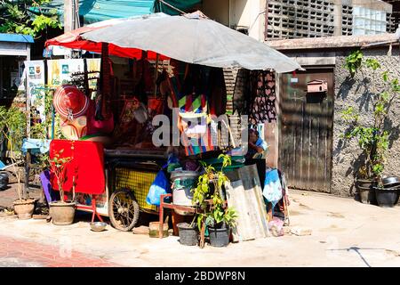 Un negozio di strada non identificato su Khao San Road Foto Stock