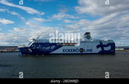 21 Aprile 2019, Tallinn, Estonia. Il traghetto ad alta velocità per passeggeri e auto del trasporto finlandese riguarda la linea Eckerš Finlandia nel porto di Tallinn. Foto Stock