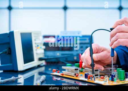 Microcontroller witch PCB in laboratorio di elettronica Foto Stock
