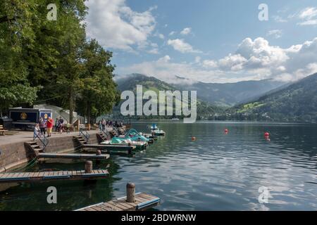 Vista sul lago di Zell, (Zeller See) in Zell am See, Austria. Foto Stock