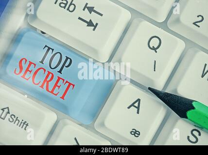 Conceptual la scrittura a mano che mostra Top Secret. Concetto significato protetti da un elevato grado di segretezza Altamente confidenziale Foto Stock