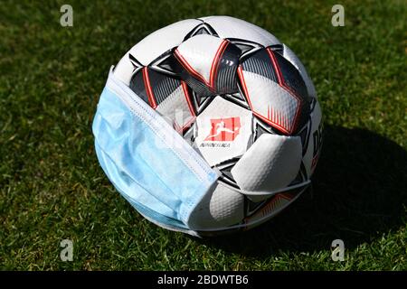 Tema foto: Seguire la corona pandemic su sport professionali e le leghe di calcio. E 'completamente aperto come si può camminare con il calcio e quando e se può essere giocato di nuovo a tutti. Ora il pnat DFL una continuazione delle operazioni di gioco dal 9 maggio 2020. Logo della Bundesliga sulla palla ufficiale Derbystar. La palla indossa una maschera protettiva, una maschera facciale, una maschera facciale. Calcio 1. Bundesliga. | utilizzo in tutto il mondo Foto Stock