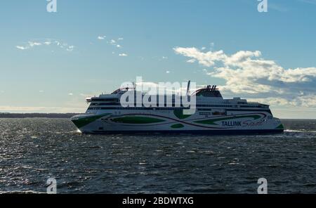 21 aprile 2019, Tallinn, Estonia. Ad alta velocità per i passeggeri e di traghetto per auto della spedizione estone Tallink riguardano Megastar nel porto di Tallinn. Foto Stock