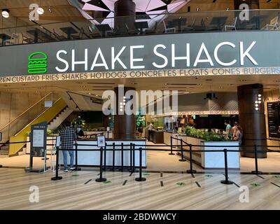 Solo pochi clienti hanno preso il cibo allo Shake Shack all'aeroporto Jewel Changi il 10 aprile 2020 dopo che il governo di Singapore ha introdotto le misure degli interruttori automatici per prendere effetto dal 7 aprile al 4 maggio contro il Coronavirus del romanzo COVID19. Credit: Haruhiko Otsuka/AFLO/Alamy Live News Foto Stock