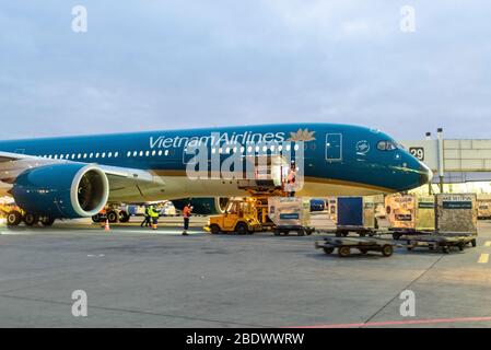 Ottobre 29, 2019, Mosca, Russia. Piano Airbus A350-900 Vietnam Airlines presso l'aeroporto di Sheremetyevo di Mosca. Foto Stock