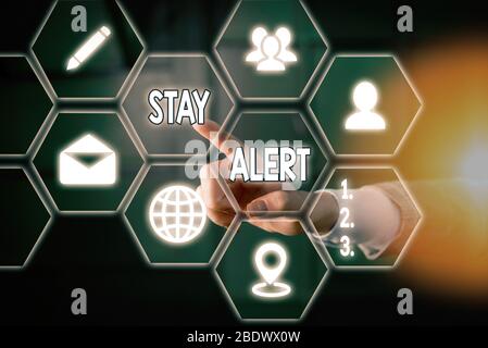 Scrittura a mano di testo di Stay Alert. Foto concettuale prestando la massima attenzione alle cose intorno a Quick per vedere o capire Foto Stock