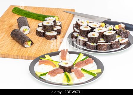 Tonno Sushi giapponese maki piatto e rotoli su bordo di bambù Foto Stock