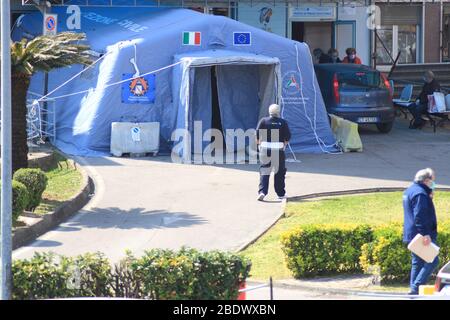 Una tenda di protezione civile utilizzata come pre-triage per i pazienti sospetti provenienti da Covid-19, situata al di fuori del reparto di emergenza dell'ospedale civile di Tortora Foto Stock