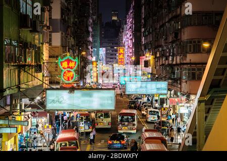 Hong Kong, Novembre, 2019: Strada affollata a Hong Kong di notte alla stazione dei minibus Foto Stock