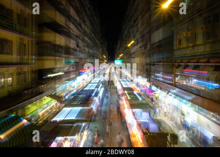 Il movimento astratto offuscano il paesaggio urbano al mercato notturno di Hong Kong Foto Stock