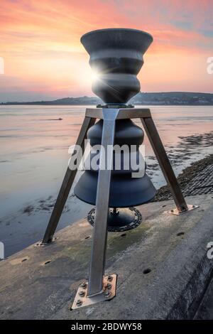 Installato il 27 maggio 2009, il progetto 'Time and Tide Bell' di Marcus Vergette è un'installazione artistica sulla banchina di Appledore nel North Devon. Foto Stock