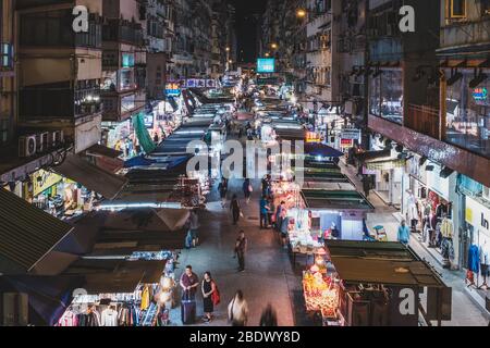Hongkong, Cina - Novembre 2019: Mercato di strada (Ladie`s Market) a Hong Kong di notte Foto Stock