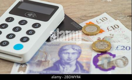 terminale di pagamento senza contatto con banconote e carta di debito del regno unito Foto Stock