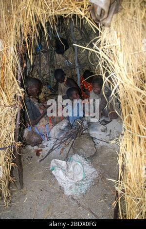 Un gruppo di Hadza donna in abito tradizionale. Fotografato al lago Eyasi, Tanzania Foto Stock