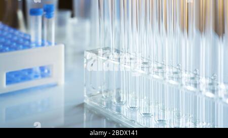 Provette vuote sui rack all'interno del laboratorio presenti sulla parte superiore del tavolo bianco Foto Stock