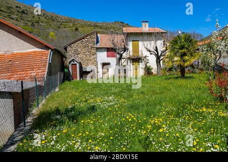 Giardino fiorito e casa con navette, Ornolac Ussat les Bains, Ariege, Pirenei francesi, Francia Foto Stock
