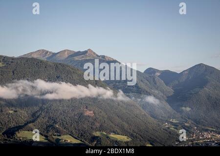 Vista sulle colline che si affacciano sulla città di Bressanone, nella regione dell'Alto Adige. Foto Stock