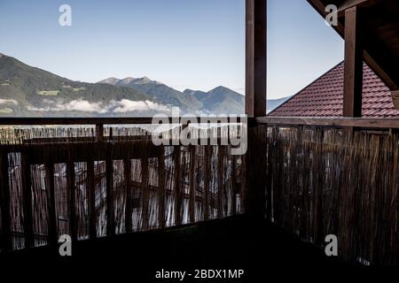 Vista da un balcone sui tetti del villaggio di Sant Andrea, vicino a Bressanone, nella regione dell'Alto Adige. Foto Stock