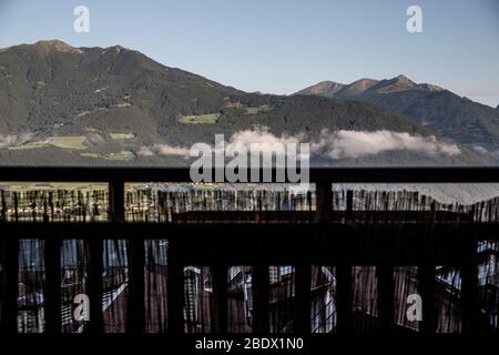 Vista da un balcone sui tetti del villaggio di Sant Andrea, vicino a Bressanone, nella regione dell'Alto Adige. Foto Stock