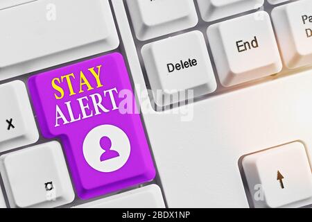 Scrittura a mano di testo di Stay Alert. Foto concettuale prestando la massima attenzione alle cose intorno a Quick per vedere o capire Foto Stock