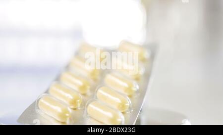 Blister bianchi delle capsule sulla confezione che si trova in laboratorio utilizzata come medicinale per il trattamento Foto Stock