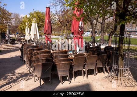 Coronavirus / Covid 19 focolaio, 7 aprile. 2020. Sedie impilate un tavolo di un ristorante chiuso al Frankenwerft nel centro storico, Colonia, tedesco Foto Stock