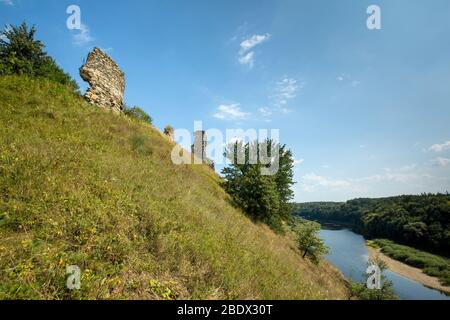 Rovine del castello di Gubkiv (Hubkiv) su un fiume Sluch colline in estate vicino al villaggio di Gubkiv, regione di Rivne, Ucraina. Destinazioni di viaggio in Ucraina Foto Stock