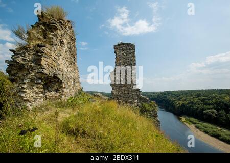 Rovine del castello di Gubkiv (Hubkiv) su un fiume Sluch colline in estate vicino al villaggio di Gubkiv, regione di Rivne, Ucraina. Destinazioni di viaggio in Ucraina Foto Stock